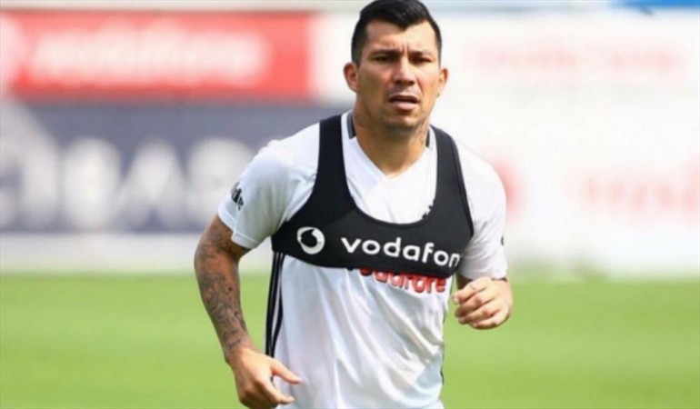Gary Medel se peleó con un rival en la victoria de Besiktas en amistoso