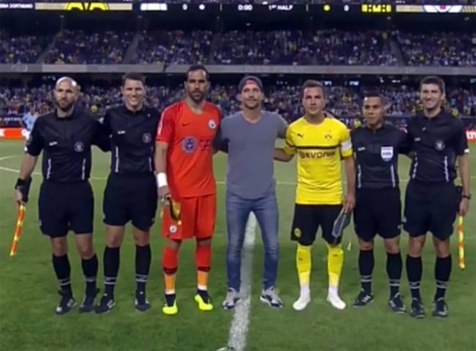 Claudio Bravo fue titular en derrota del City frente al Borussia Dortmund