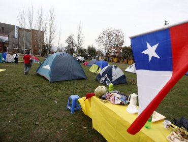 Familias mantienen tomada una cancha en Ñuñoa exigiendo viviendas sociales