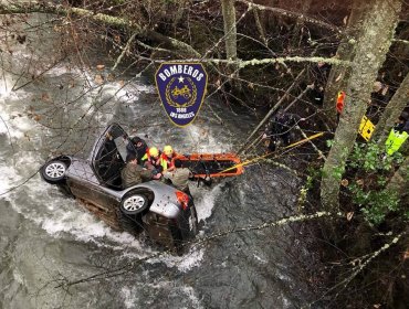 Un fallecido luego que automóvil cayera desde un puente en Los Ángeles