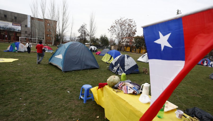Familias mantienen tomada una cancha en Ñuñoa exigiendo viviendas sociales