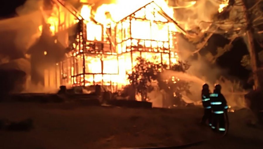 Incendio destruyó casa patronal de fundo en Contulmo: Investigan atentado