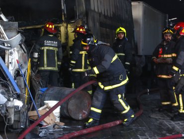 Incendio arrasó con bodega de Pullman Bus a un costado del terminal San Borja