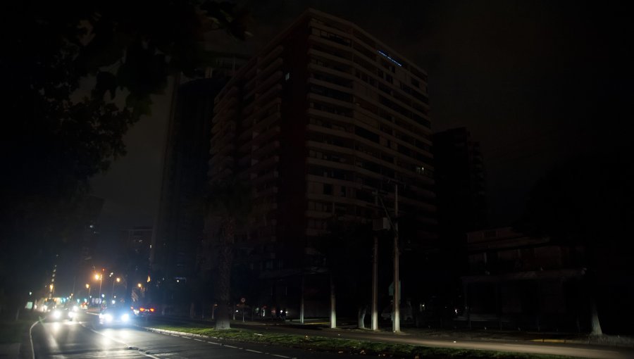 Corte de luz afectó a 247.000 clientes de sector oriente de la capital