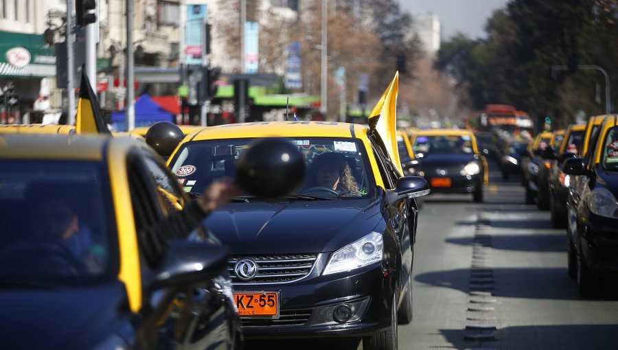 Taxistas se movilizaron como protesta en contra de proyecto de Ley Uber