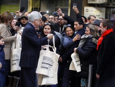 Piñera celebró en el Paseo Ahumada publicación de ley que prohíbe bolsas plásticas