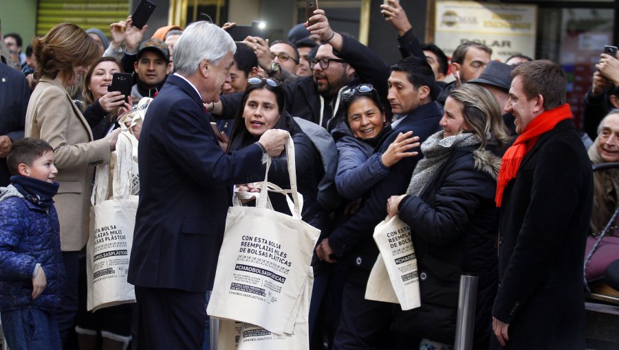 Piñera celebró en el Paseo Ahumada publicación de ley que prohíbe bolsas plásticas