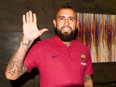 Arturo Vidal ya posó con el escudo del Barcelona previo a su presentación