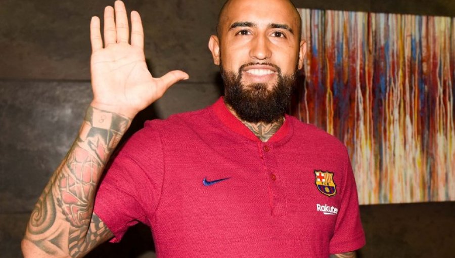 Arturo Vidal ya posó con el escudo del Barcelona previo a su presentación