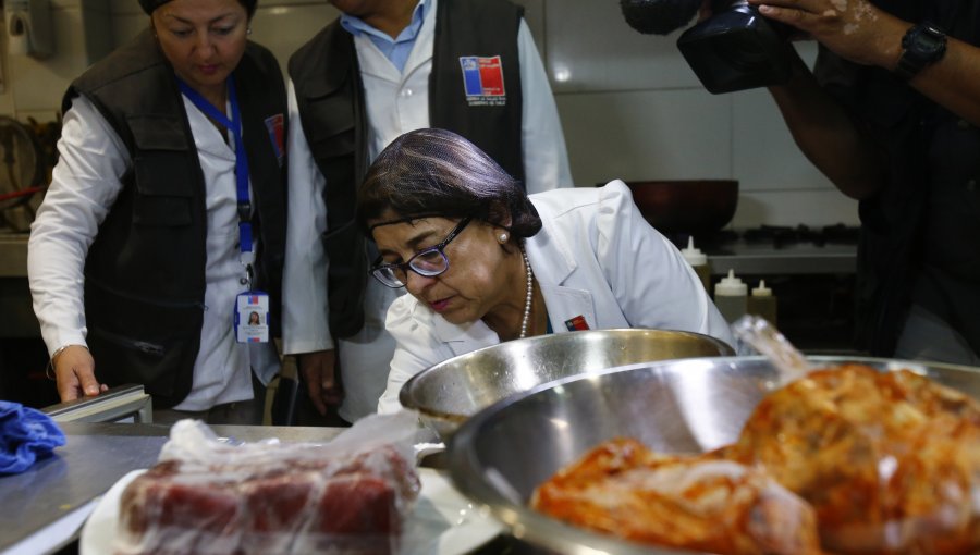 Seremi de Salud cerró local de comida rápida de Parque Arauco por vectores vivos