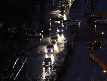 Lluvias en la Región Metropolitana dejan a cerca de 20 mil clientes sin suministro eléctrico