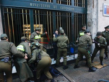 Con 10 detenidos terminó protesta en el Mineduc contra Estatuto Laboral Juvenil