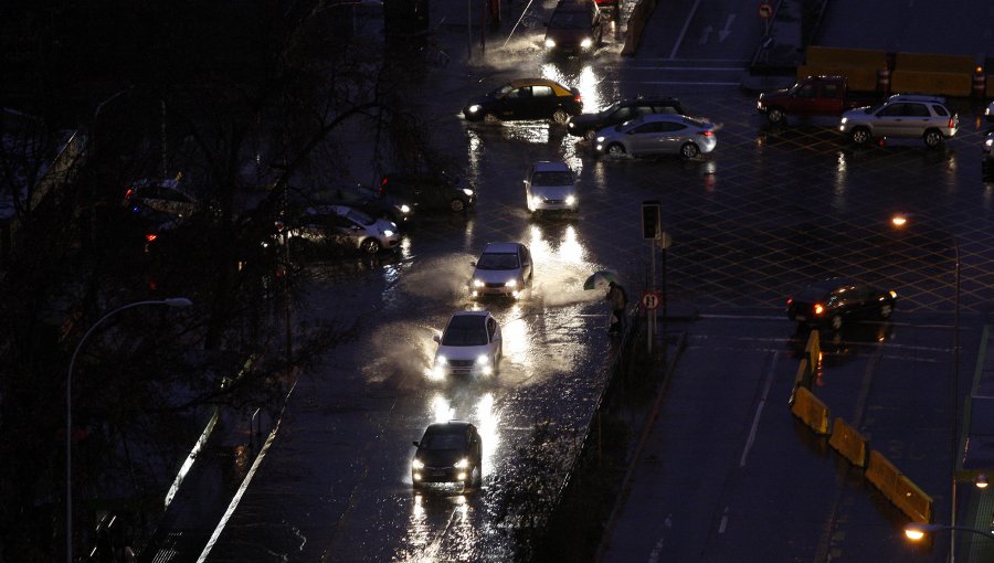 Lluvias en la Región Metropolitana dejan a cerca de 20 mil clientes sin suministro eléctrico