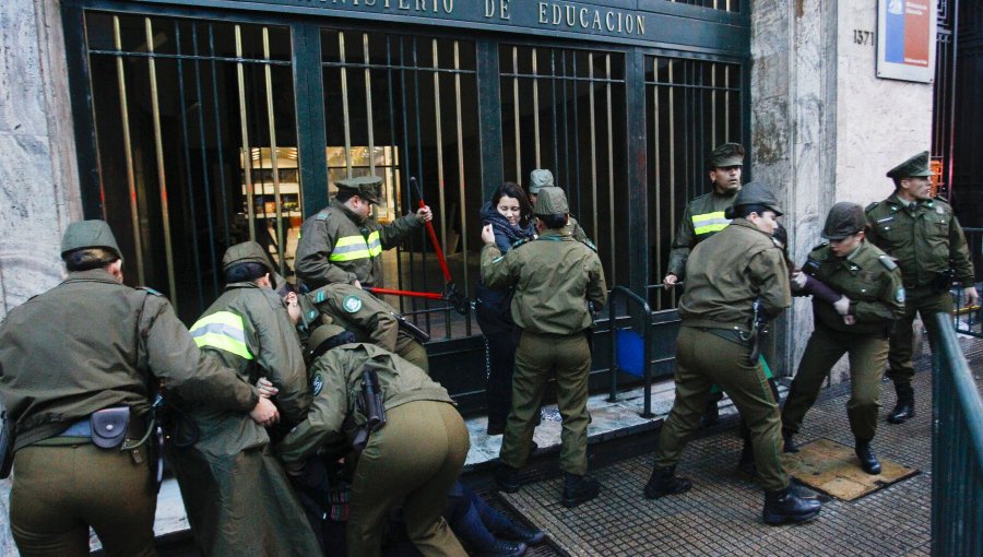 Con 10 detenidos terminó protesta en el Mineduc contra Estatuto Laboral Juvenil