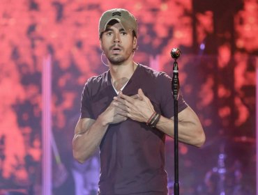 Vídeo: El feroz "manoseo" de Enrique Iglesias a telonera desata polémica en México