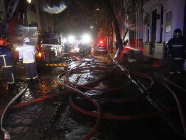 Incendio destruyó bodegas de Tienda Belsport: Ladrones con oxicorte lo habrían originado