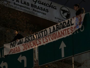 Protesta de Estudiantes por Estatuto Laboral: Se toman señal de transito a pasos de Plaza Italia