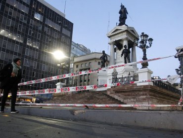 Cabo de la Armada chocó con rejas de monumento a Prat en Valparaíso