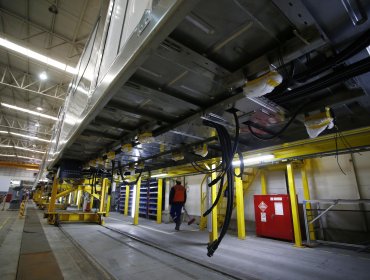 Presidente Piñera visita talleres donde se construyen primeros trenes en Chile