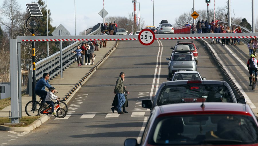 Presidente encabezó habilitación del puente Cau Cau para vehículos livianos