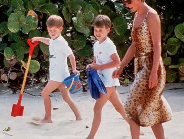 Se dan a conocer fotos de Diana de Gales y sus hijos a un mes de su muerte