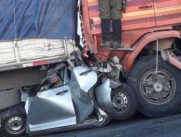 Dos muertos deja accidente en Paso Los Libertadores: Auto es aplastado por camión