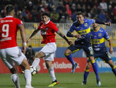 Everton salió del último lugar al empatar con Huachipato en intenso partido