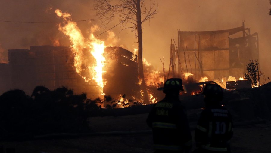 Incendio afectó durante este domingo al Club de Huasos en Cerro Navia