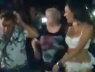 Hombre es sorprendido bailando con "stripper" por su esposa y le da paliza en público