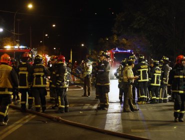 Incendio consumió por completo mueblería en La Pintana