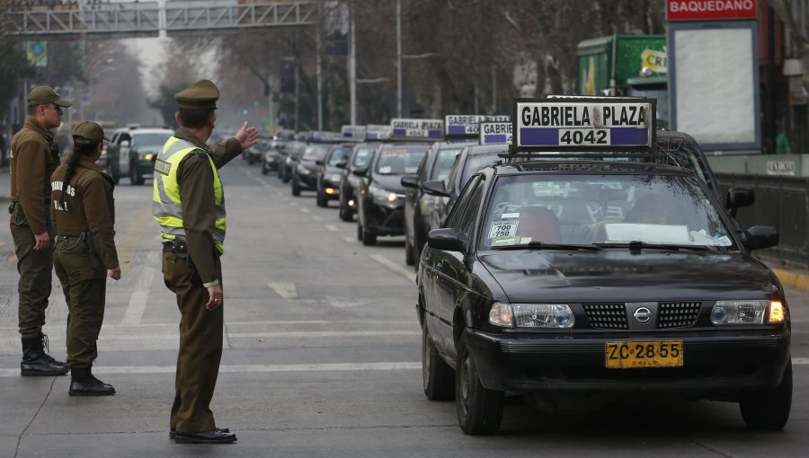 Más de mil colectiveros protestaron en caravana contra Uber y Cabify