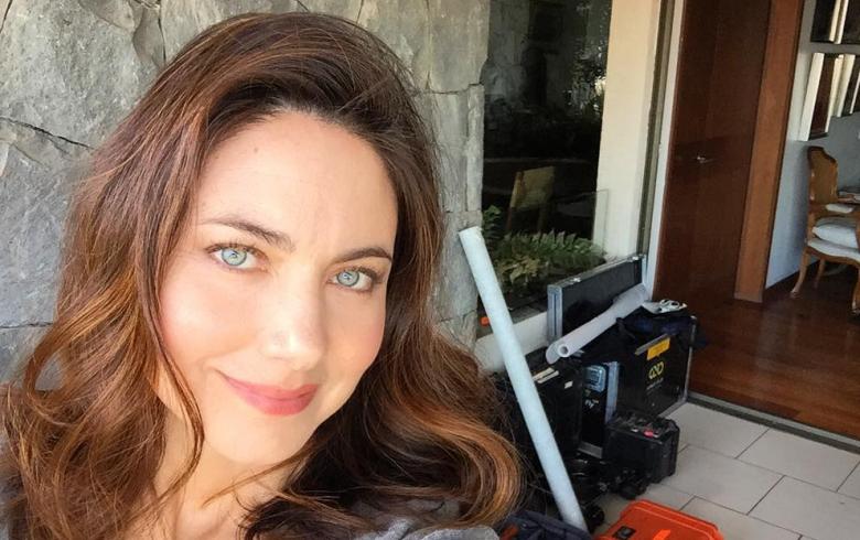 Violento cambio de look de Mónica Godoy para su nuevo personaje en teleserie de Canal 13