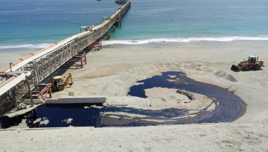 Emergencia ambiental en Antofagasta: Derrame de hidrocarburos afecta a playa de Mejillones