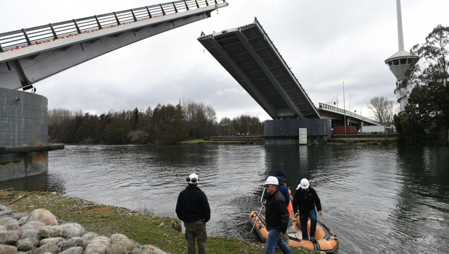 Levantaron brazos del puente Cau Cau para permitir paso de embarcaciones