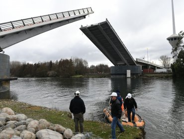 Levantaron brazos del puente Cau Cau para permitir paso de embarcaciones