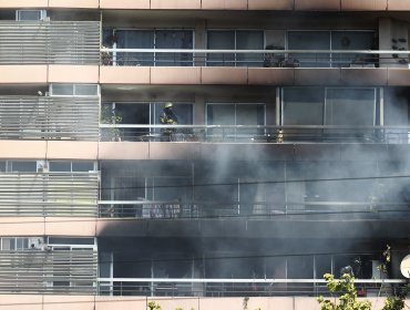 Incendio afectó a edificio de departamentos en la comuna de Las Condes