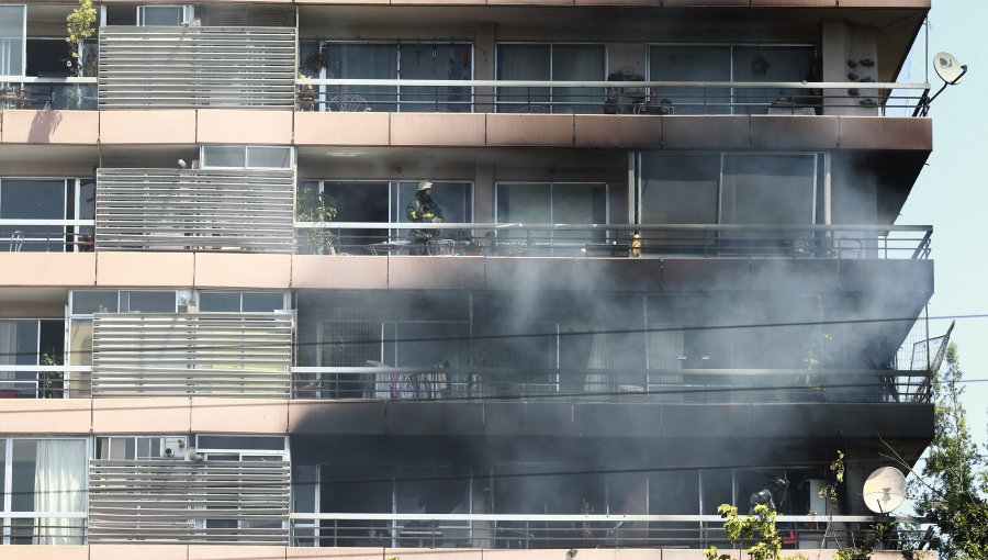 Incendio afectó a edificio de departamentos en la comuna de Las Condes