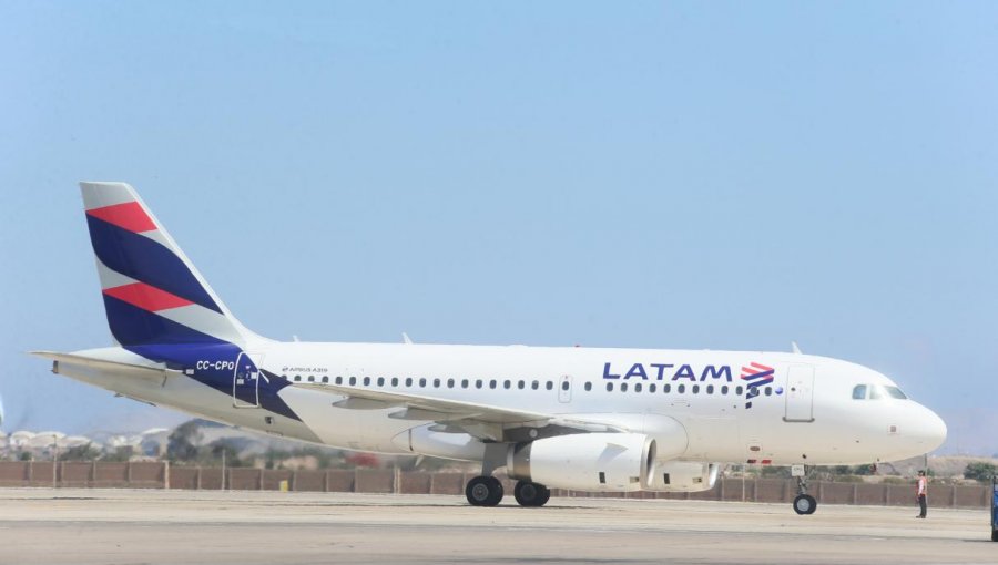 Familia porteña recibirá indemnización de Latam por quemaduras a su hija en vuelo