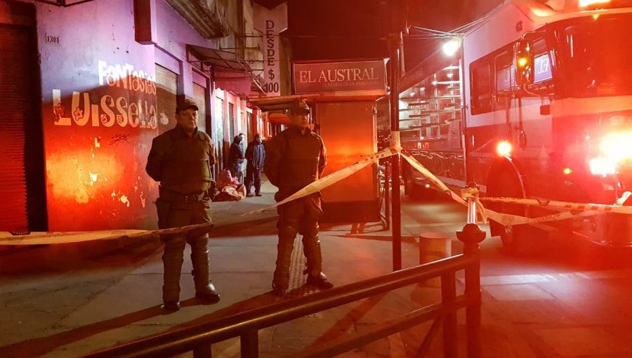 Incendio afecta a locales y un colegio en el centro de Temuco