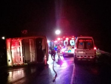 Siete hospitalizados tras volcamiento de bus de pasajeros en Los Vilos