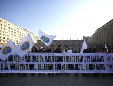 Funcionarios del SII realizan paro y protesta contra modernización tributaria