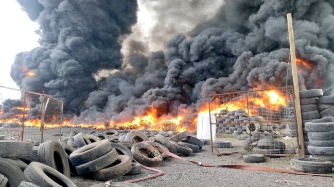 Voraz incendio de acopio de neumáticos en Maipú genera enorme nube negra en la capital