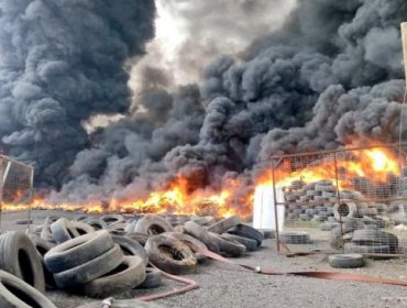 Voraz incendio de acopio de neumáticos en Maipú genera enorme nube negra en la capital