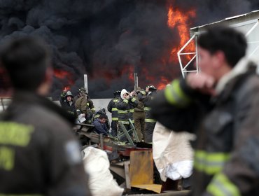 Incendio de 3 mil neumáticos en Maipú fue limitado por personal de bomberos