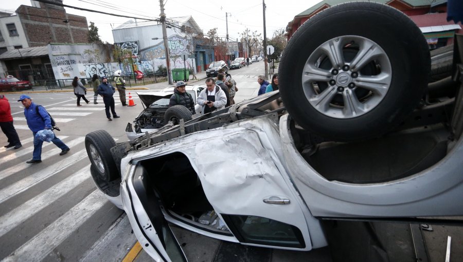 Santiago: Camioneta volcó e impactó contra un negocio tras chocar con automóvil