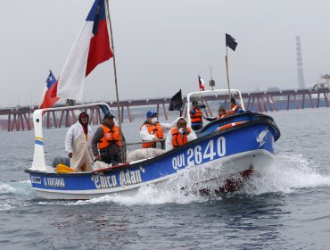 Pescadores realizan inédita protesta ante crisis ambiental en Quintero