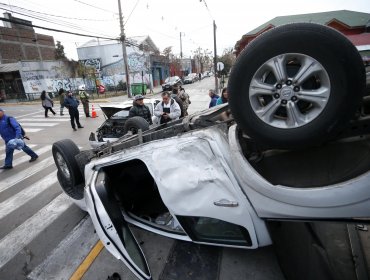 Santiago: Camioneta volcó e impactó contra un negocio tras chocar con automóvil