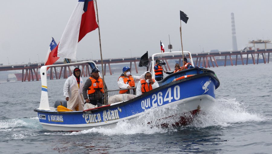 Pescadores realizan inédita protesta ante crisis ambiental en Quintero