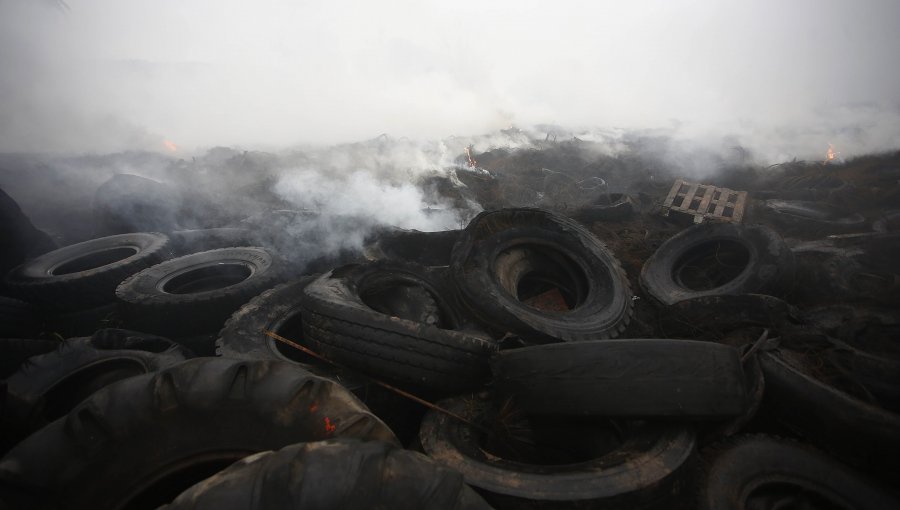 Onemi informa que incendio en acopio de neumáticos está controlado en un 80%