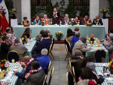 Presidente y primera dama cambian el “Pasamos agosto” por “Bienvenida Primavera"